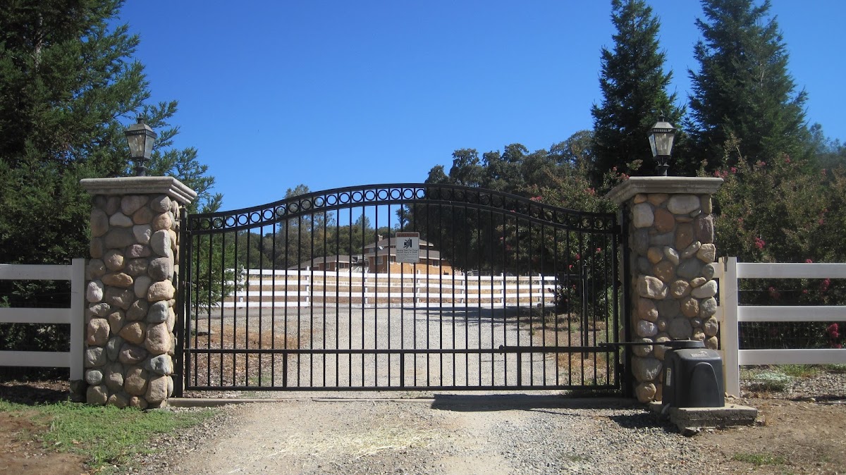 Well-maintained property at 8 Oaks Ranch